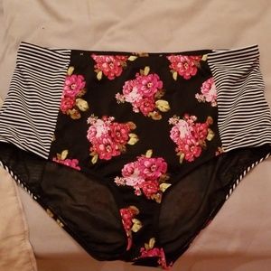 Torrid swim bottoms Size 3